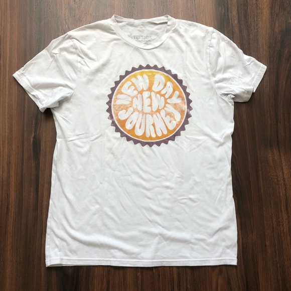 Lot of 3 Hollister Graphic Tees - Picture 5 of 8